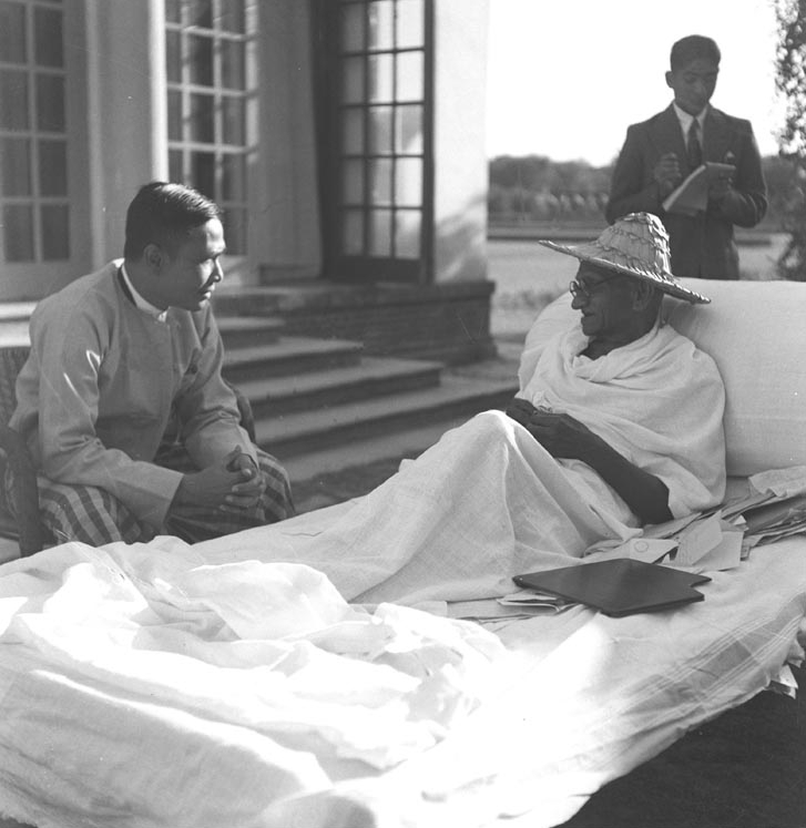 Thakin Nu visiting Mohandas Gandhi at the Birla House, New Delhi, Delhi, India, 4 Dec 1947