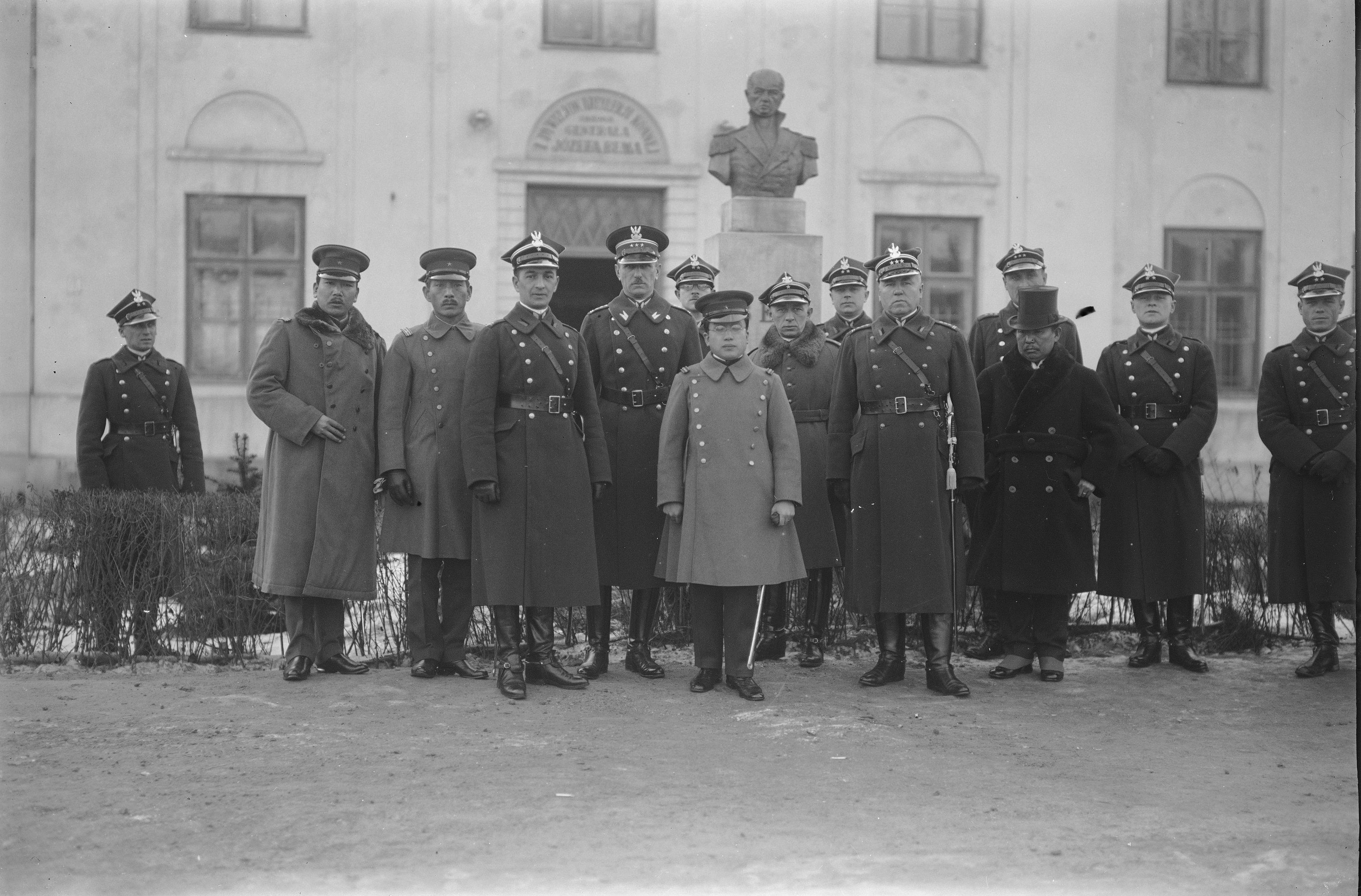 Crown Prince Yi Un at the 1st Horse Artillery Squadron barracks in Warsaw, Poland, 29 Nov 1927, photo 1 of 2