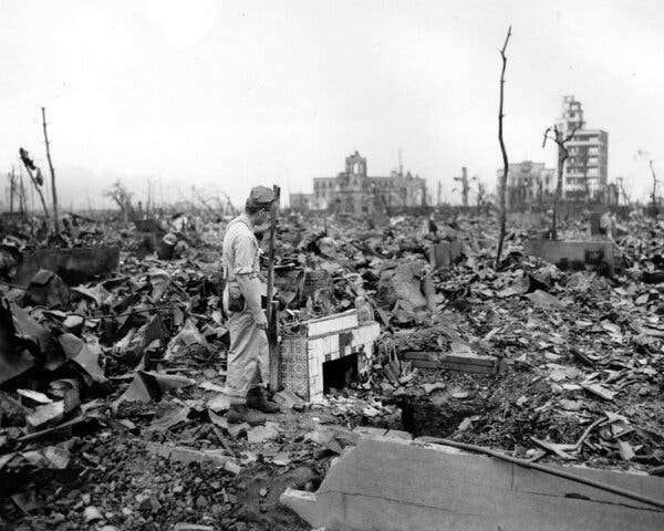 [Photo] American war correspondent visiting Hiroshima, 7 Sep 1945 ...