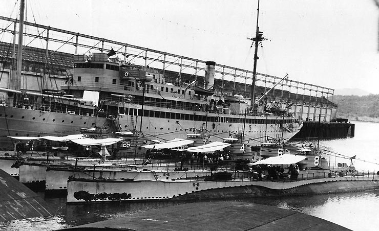 USS Holland with submarines S-25, S-7, S-4, S-6, and S-8 (from inboard to outboard), circa 1926