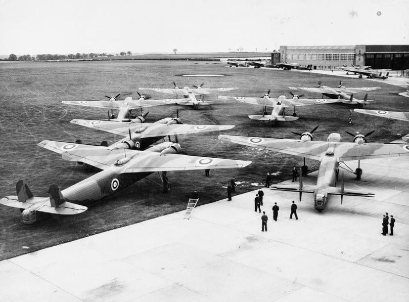 [Photo] Harrow Aircraft At RAF Feltwell, Norfolk, England, United ...