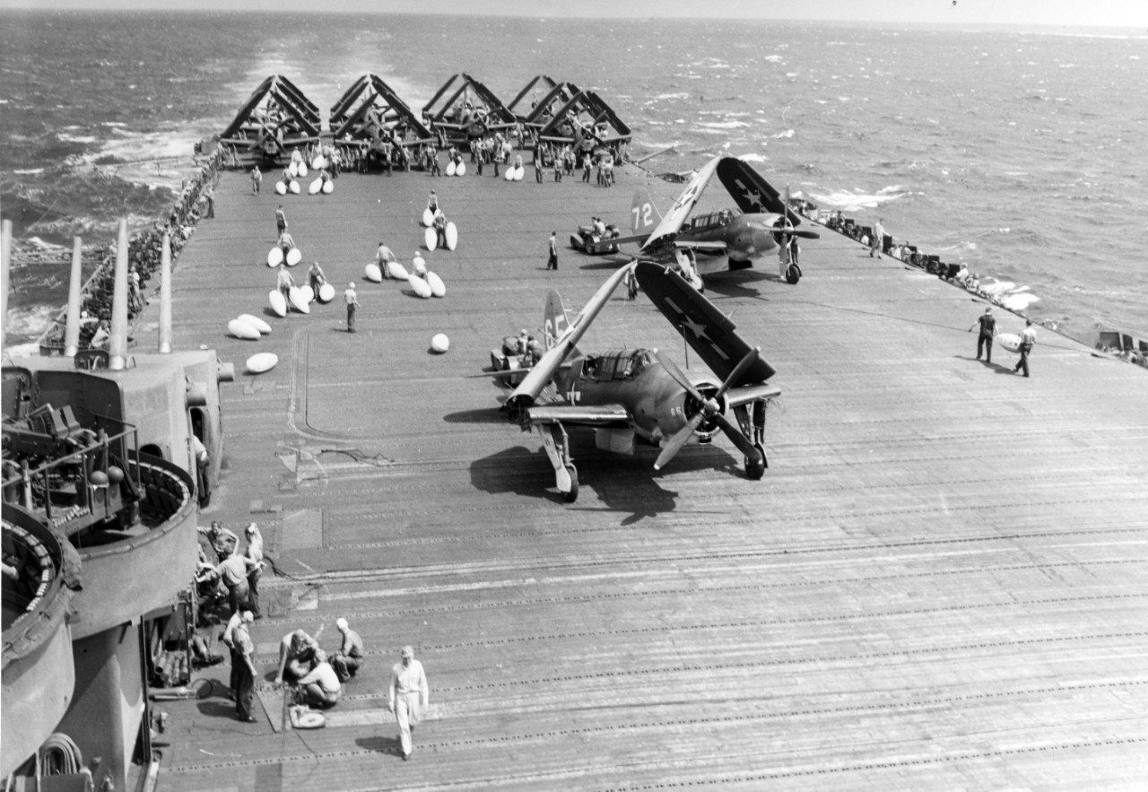 [Photo] SB2C Helldivers of Bombing Squadron VB-19 on the deck of USS ...