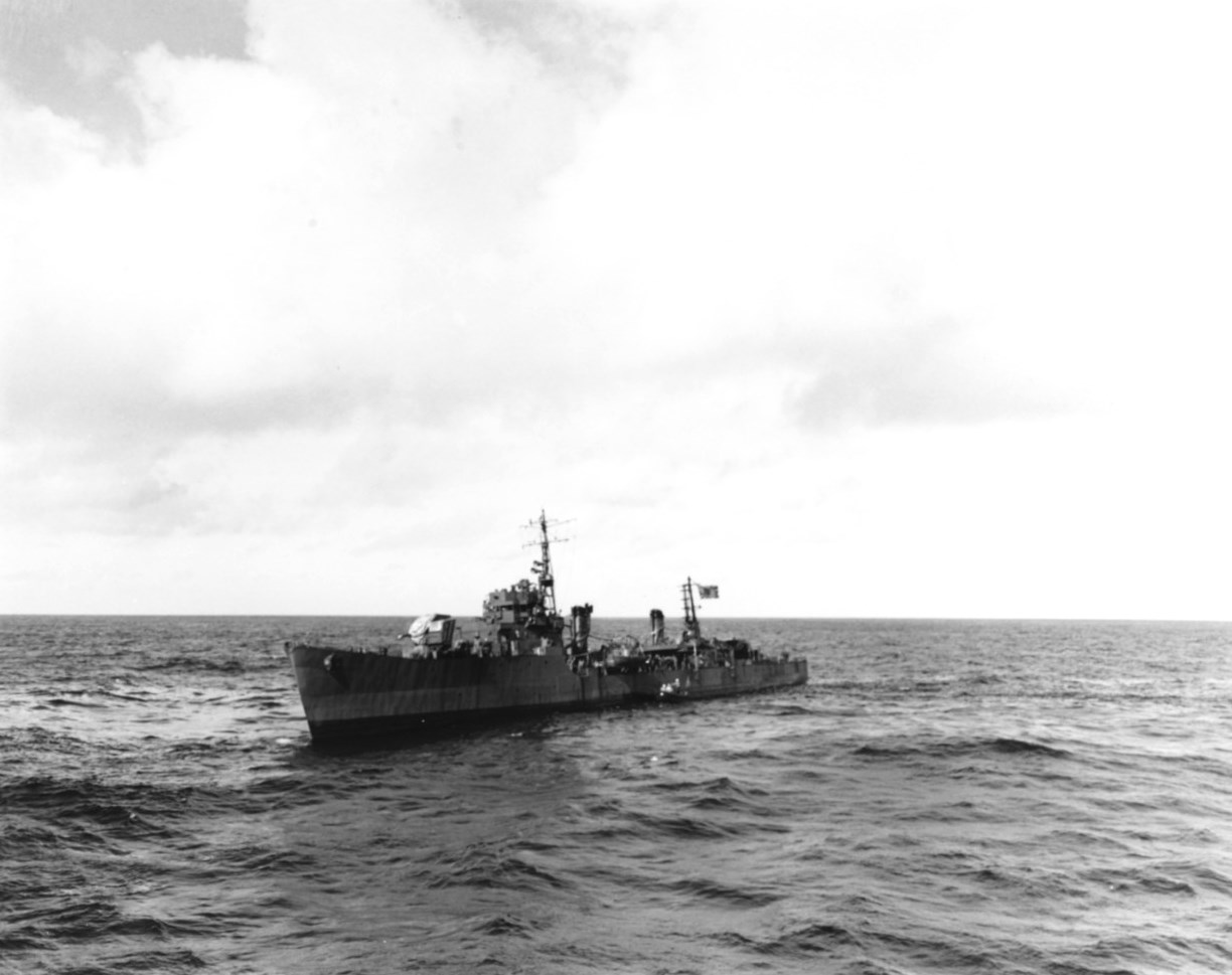 [photo] Japanese Destroyer Hatsuzakura Off Tokyo Bay With A Whaleboat 