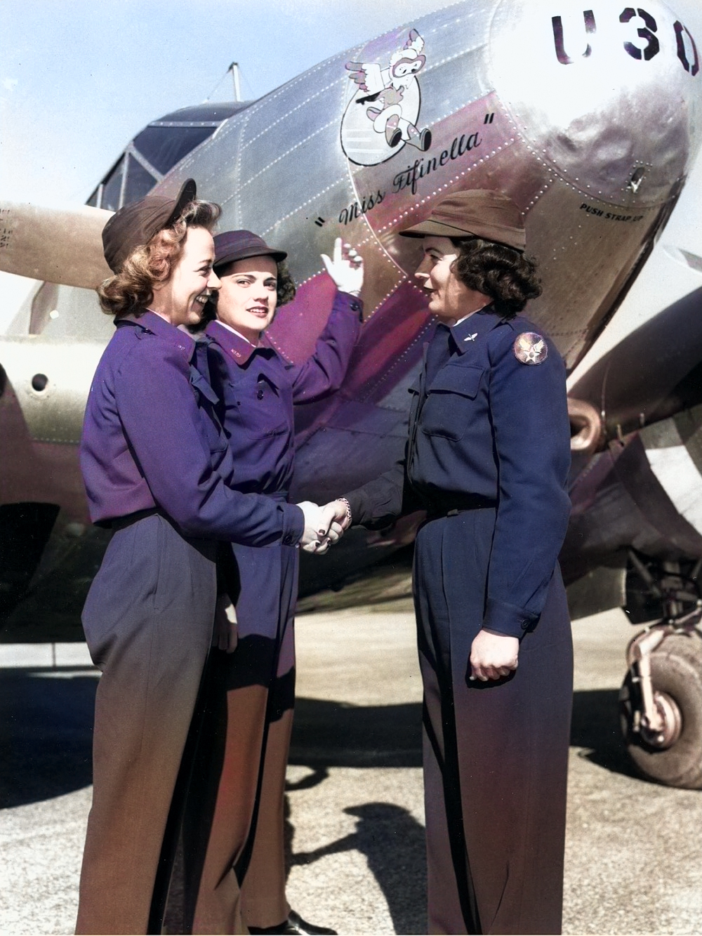 [Photo] WASP pilots in front of the squadron Beech C-45 Expeditor ...