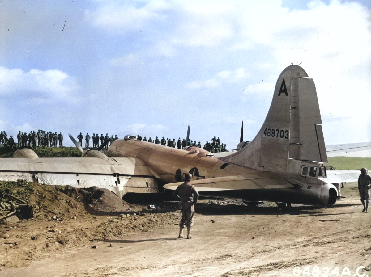 [Photo] B-29 crash-landed on Motoyama Airfield, Iwo Jima, Bonin Islands ...