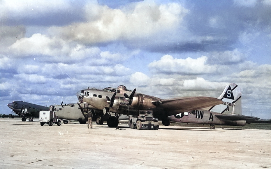 [Photo] B-17G Fortress Of The 401st Bomb Group Based At Deenethorpe ...