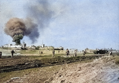 US Army troops landing at Anzio, Italy, late Jan 1944 [Colorized by WW2DB]