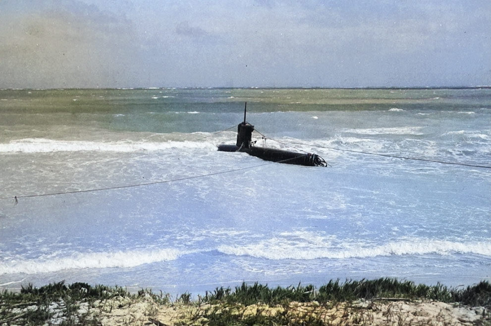 Ha-19 beached on Oahu, US Territory of Hawaii, 8 Dec 1941, photo 7 of 7 [Colorized by WW2DB]