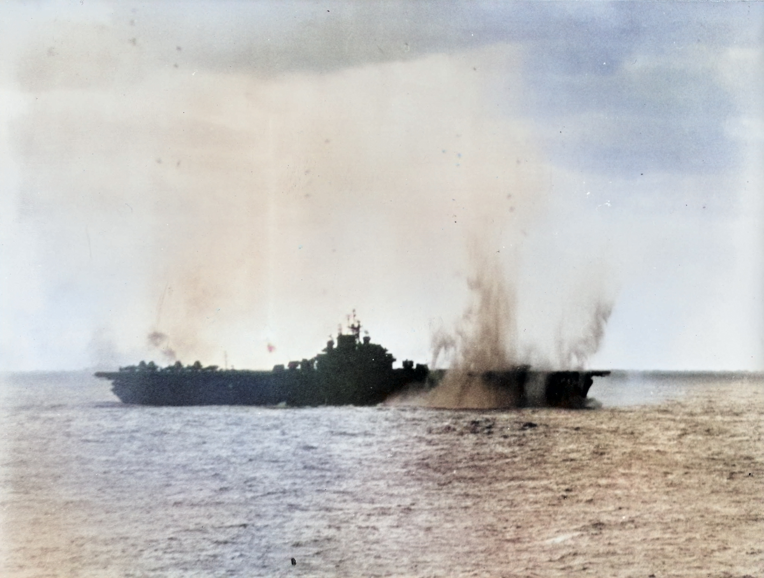 [Photo] USS Essex under Japanese attack, off Japan, 19 Mar 1945 ...