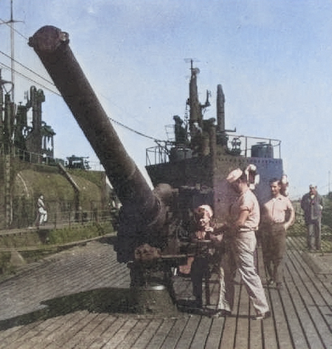 US Navy personnel inspecting a deck gun aboard Japanese submarine I-400, circa late 1945 or early 1946 [Colorized by WW2DB]