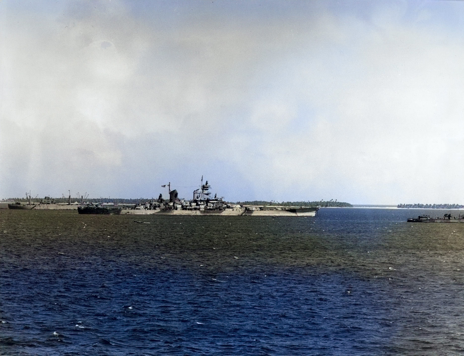 [Photo] USS Iowa at Ulithi, Caroline Islands, 9-14 Nov 1944; note ...