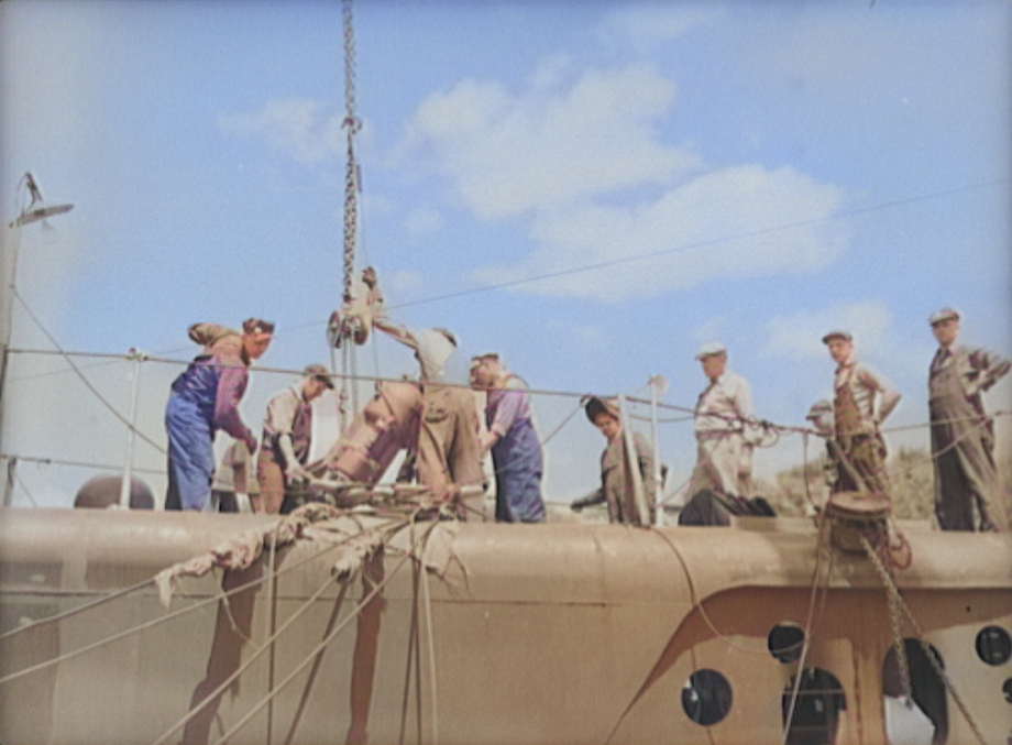 [Photo] Shipyard workers installing engine parts onto a submarine ...