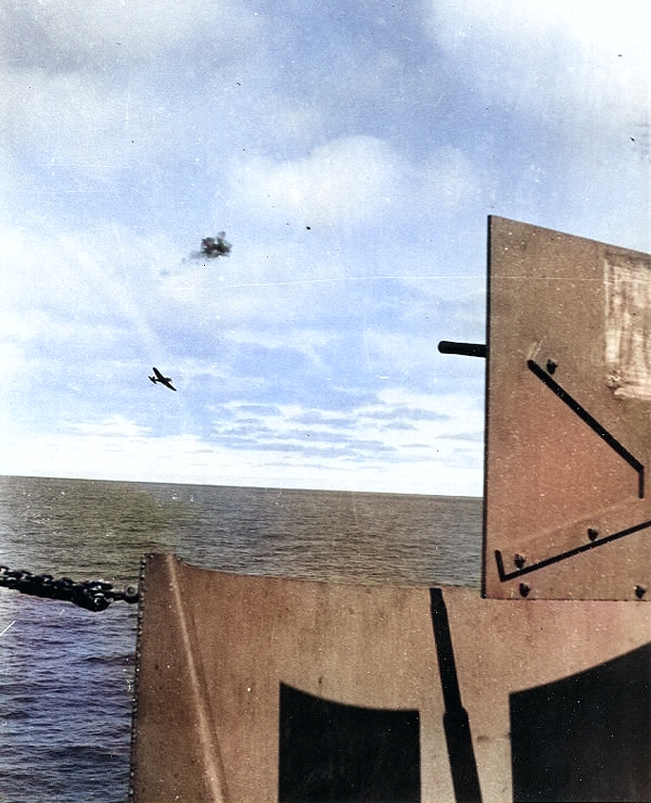 A Japanese Type 97 torpedo bomber flew near a 20mm gun of Yorktown, mid-afternoon of 4 Jun 1942 [Colorized by WW2DB]
