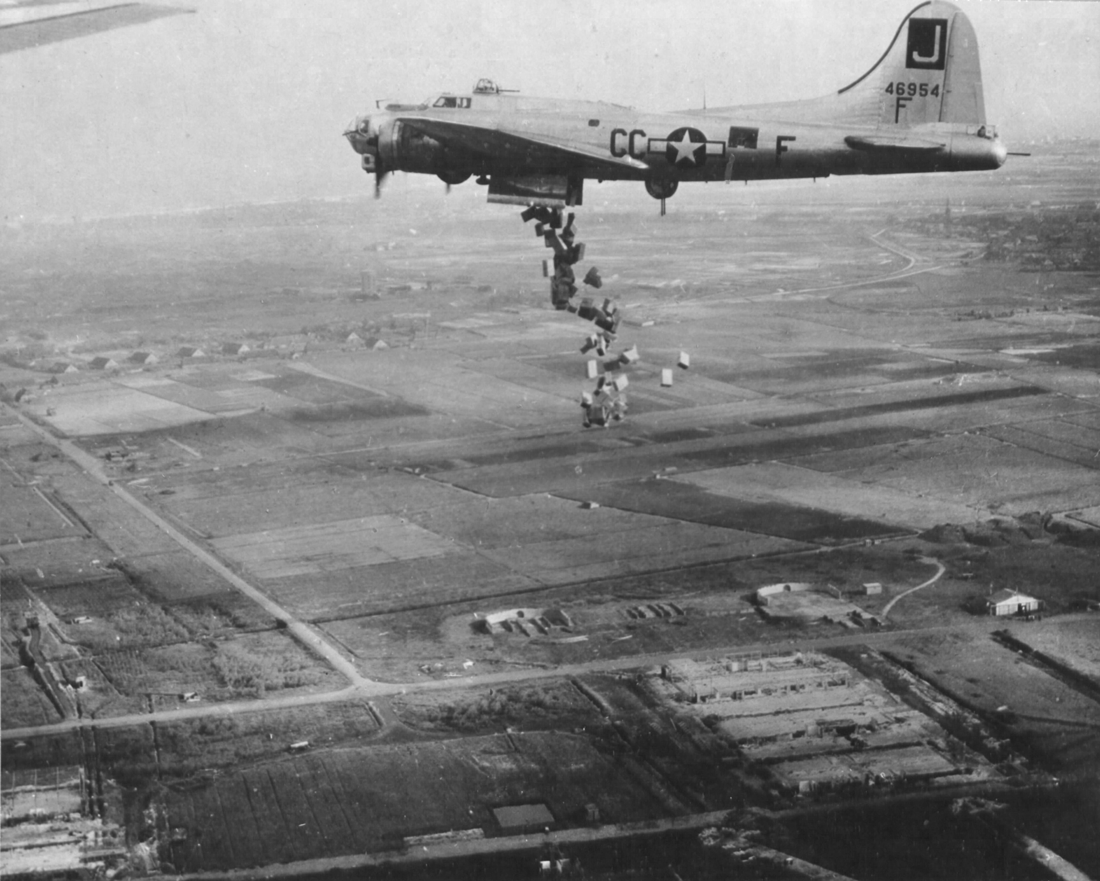 B-17G Fortress “Liquid-8-Or” of 569th Bomb Squadron dropping cases of “10 in 1” rations into Holland during Operation Chowhound aimed at breaking the famine in western Holland, May 1 or 3 1945.