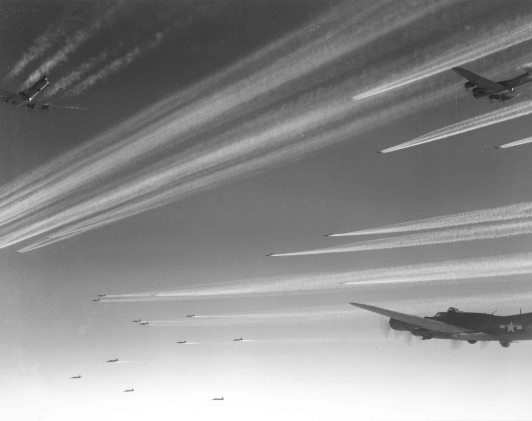 [Photo] Formation Of B-17F Flying Fortress Bombers Of USAAF 92nd Bomb ...