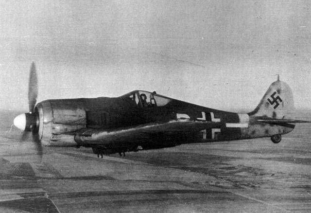 Fw 190 fighter in flight, circa 1940s