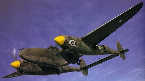 [Photo] P-38 Lightning aircraft in flight during a 