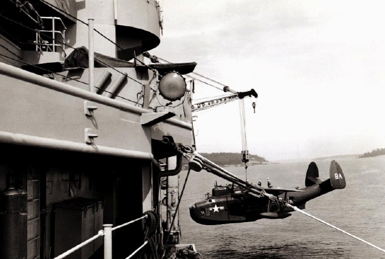 [Photo] US Navy PBM-5 Mariner aircraft being hoisted onto a seaplane