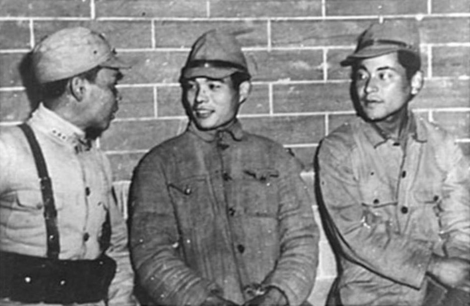 Chinese soldier speaking with two Japanese prisoners of war, Changsha, Hunan Province, China, Jan 1942