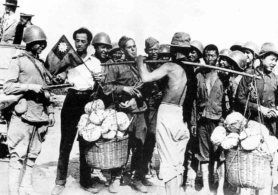 Soviet troops with Chinese civilians, northeastern China, Aug-Sep 1945