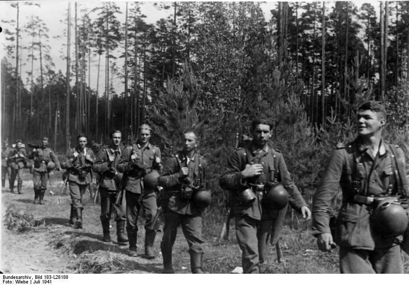 Soldiers of the German Army Großdeutschland Division marching on the Eastern Front, Jul 1941