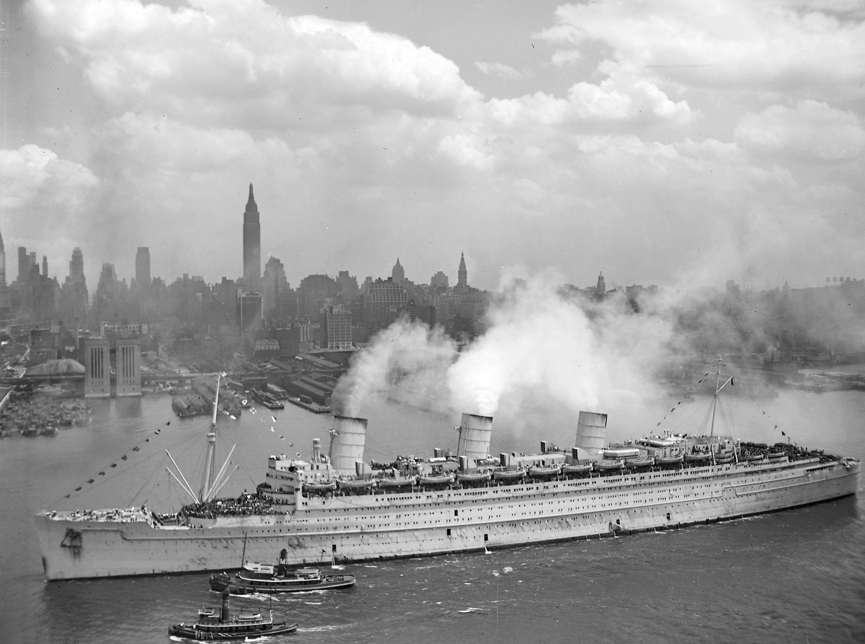 British liner RMS Queen Mary returning US troops from Europe, New York, New York, United States, 20 Jun 1945