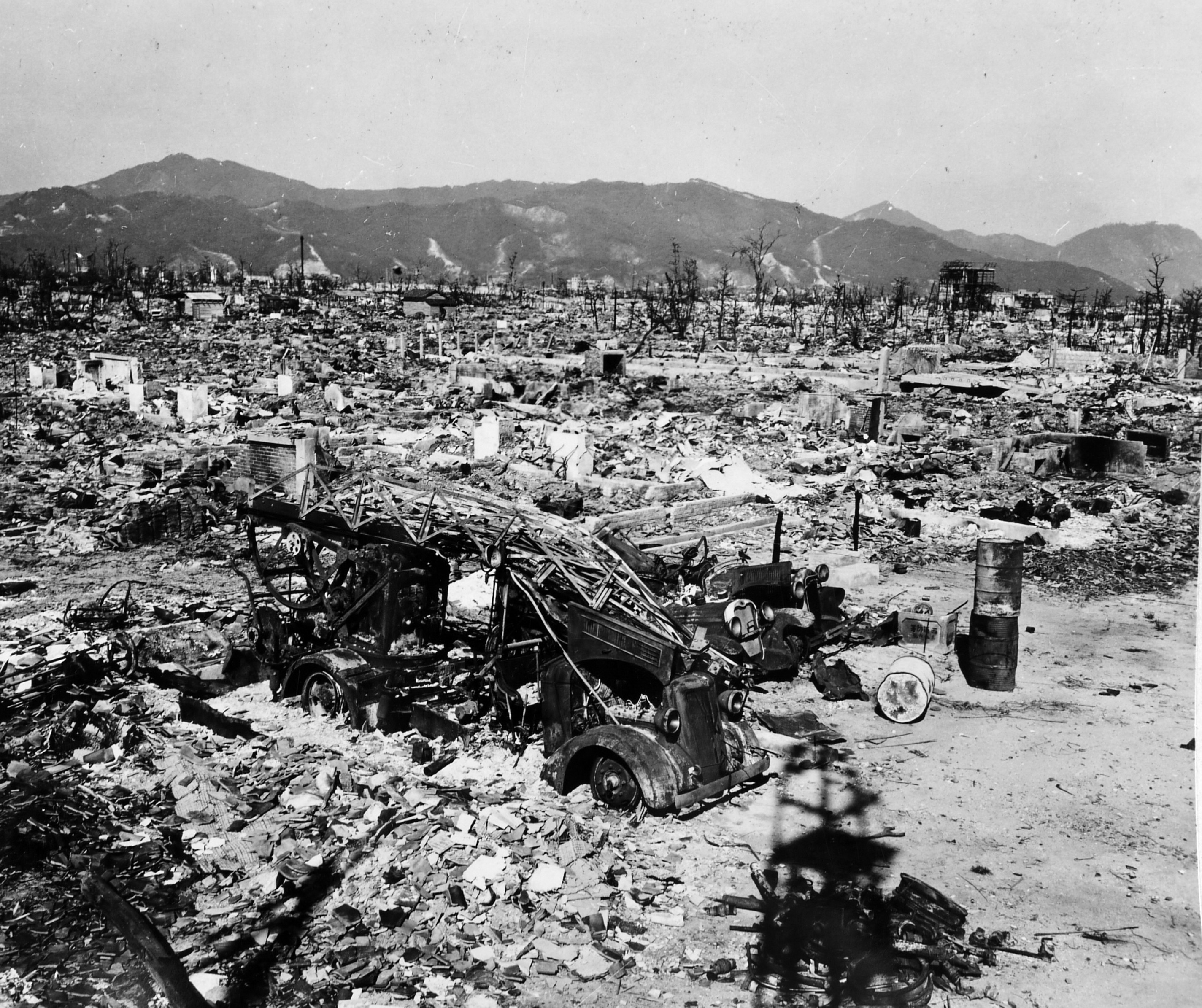 Почему скинули бомбу на хиросиму. Япония 1945 Хиросима и Нагасаки. Хиросима и Нагасаки атомная бомба. Хиросима Нагасаки ядерный взрыв.