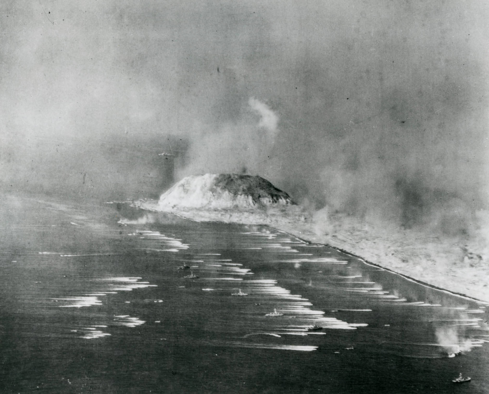 [Photo] US 6th Fleet off Iwo Jima, Japan, 19 Feb 1945; note Mount ...