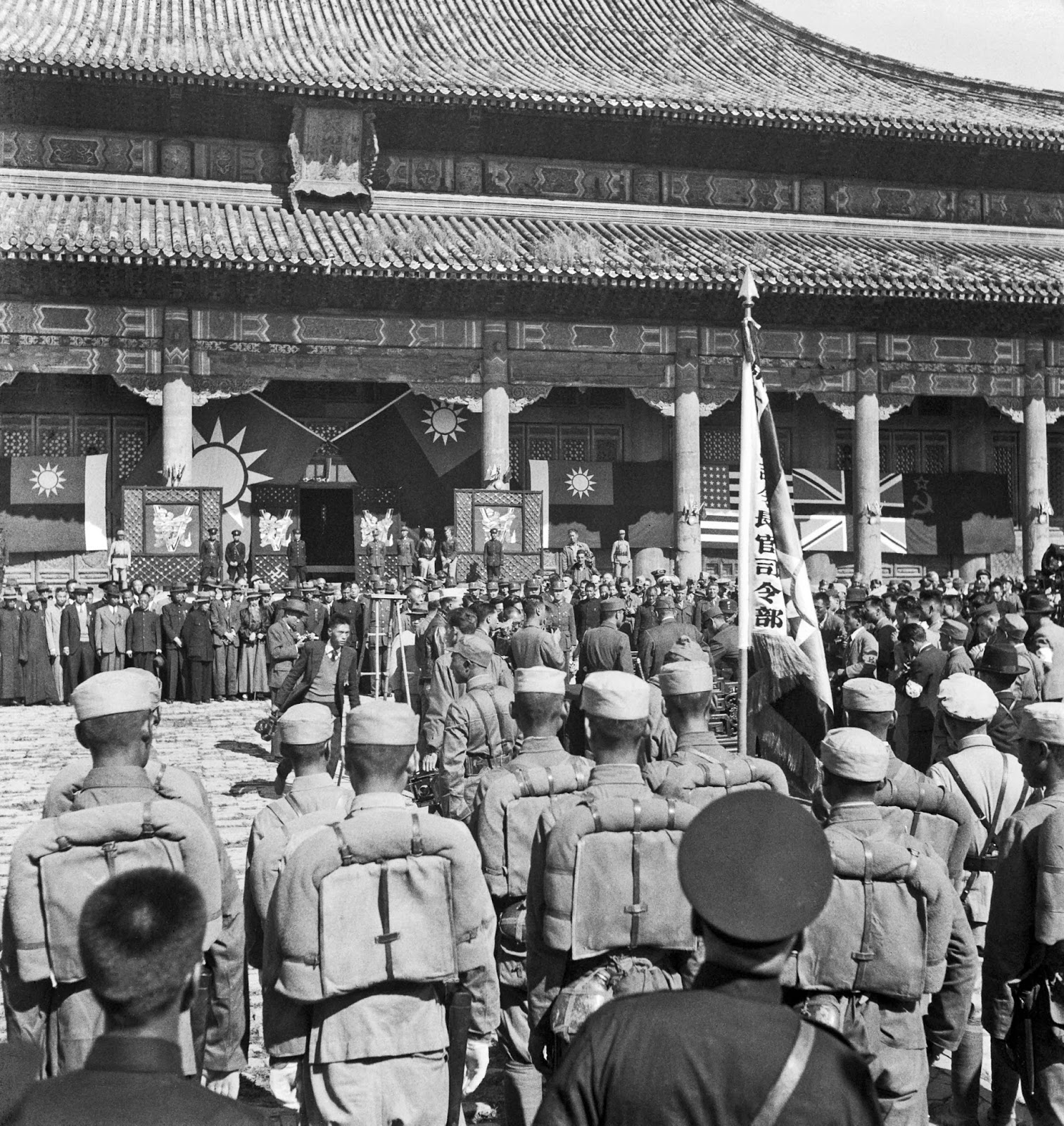 photo-chinese-troops-observing-the-japanese-surrender-ceremony-at-the