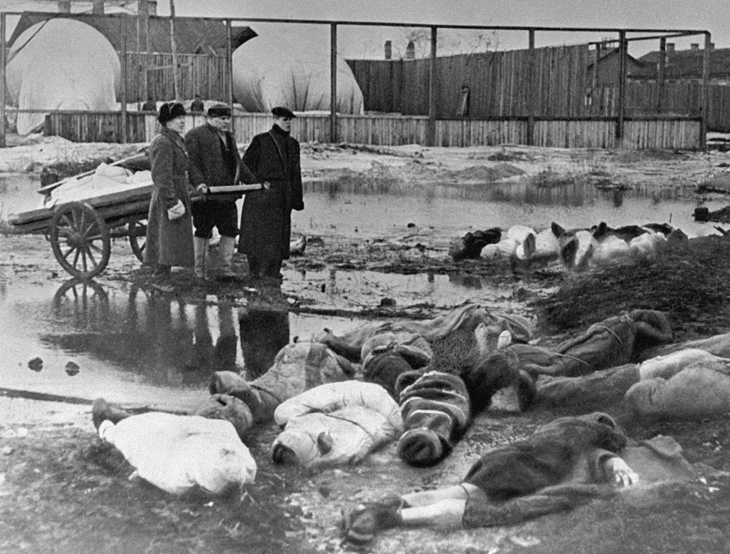 Burying the dead at Volkovo Cemetery, Leningrad, Russia, Oct 1942