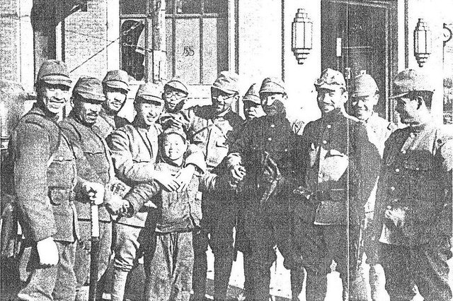 Japanese soldiers with a Chinese child, Nanjing, China, 19 Dec 1937