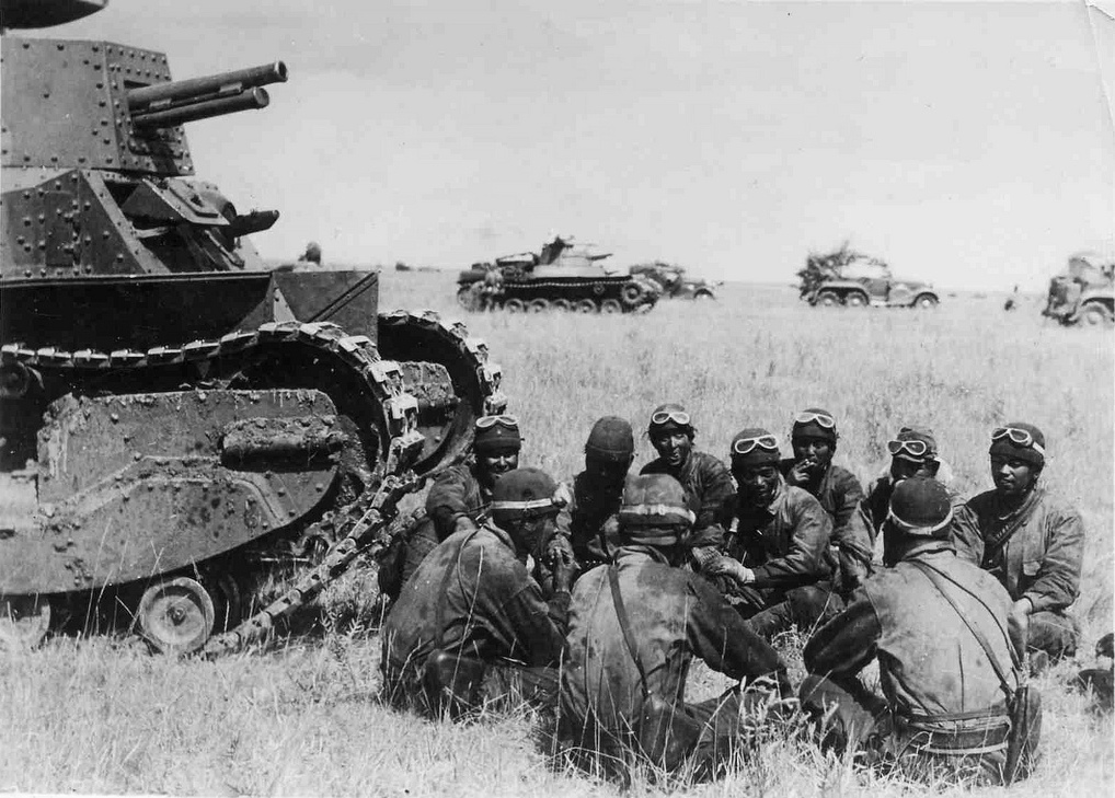 Type 89 medium tank and crew, Mongolia Area, China, 1939