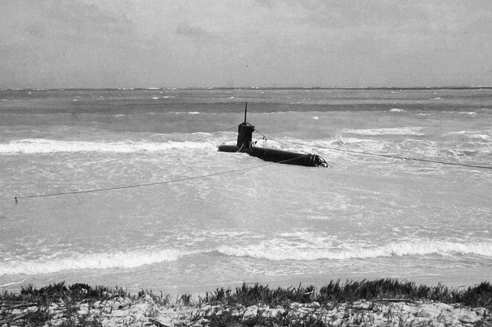 Ha-19 beached on Oahu, US Territory of Hawaii, 8 Dec 1941, photo 7 of 7