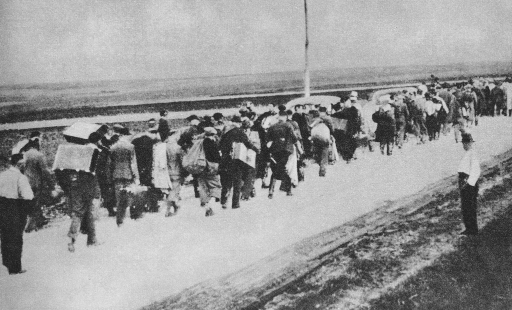 [Photo] Polish civilians escaping from German troops, Poland, Sep 1939 ...