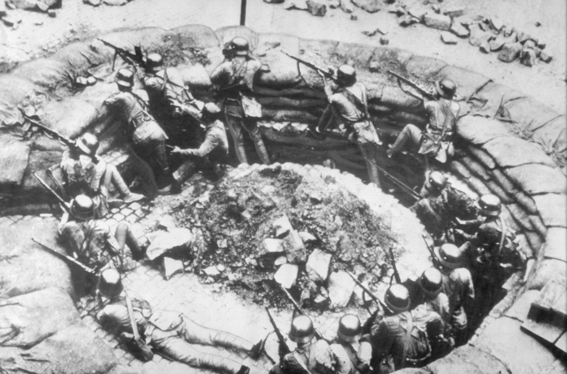 Chinese soldiers in a machine gun nest, Shanghai, Sep 1937