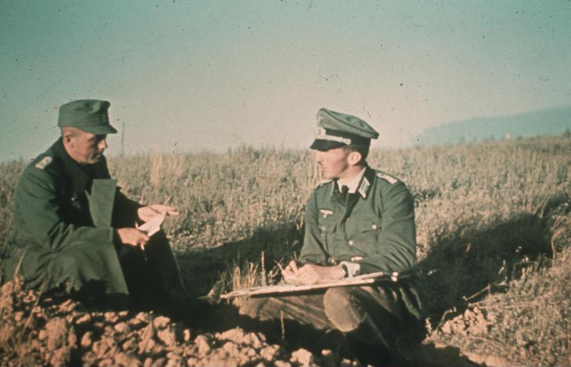 A German Army company commander and a platoon commander in discussion, Stalingrad, Russia, 21 Jun 1942