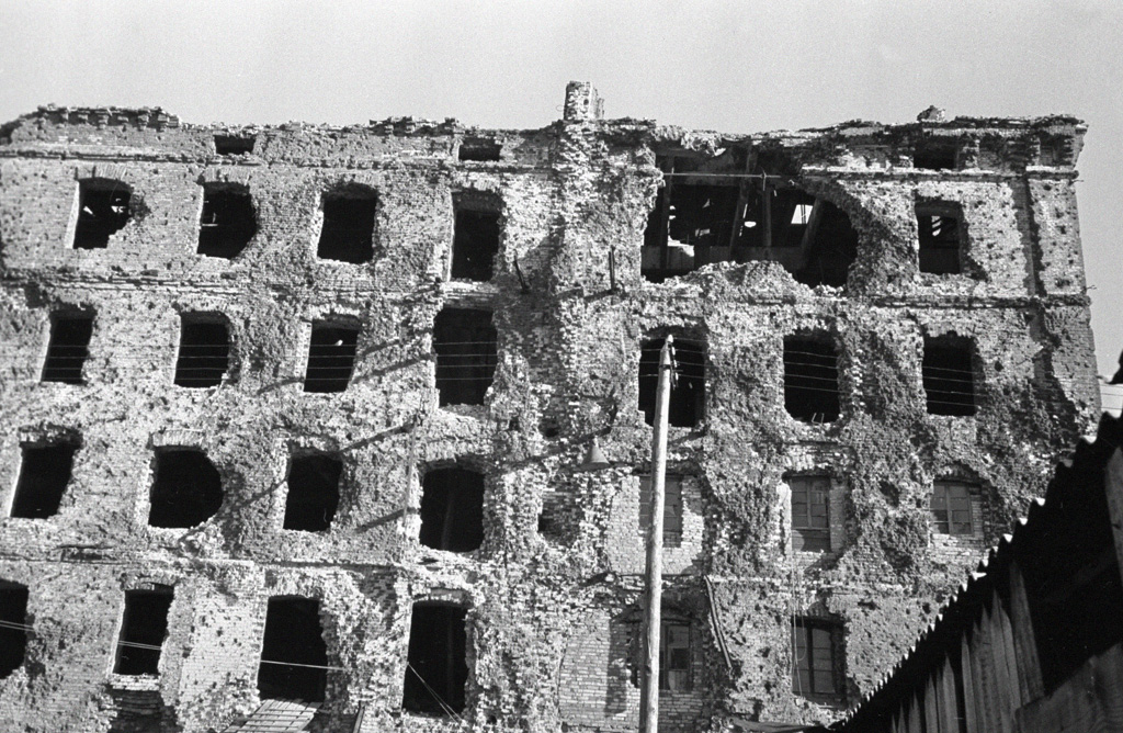 Pavlov's house in Stalingrad, Russia, late 1942, photo 2 of 2