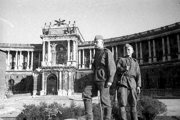 Soviet soldiers at the Hofburg Palace in Vienna, Austria, Apr-May 1945
