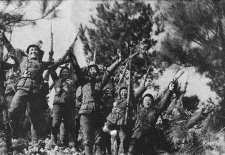 Victorious Chinese troops at Kunlun Pass, Guangxi Province, China, 31 Dec 1939, photo 2 of 2