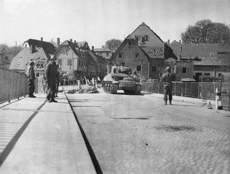 US troops on the Colditz Castle bridge, Sachsen, Germany, 16 Apr 1945