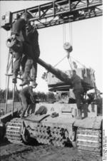 Repairing a Tiger I heavy tank, Russia, 21 Jun 1943, photo 13 of 21