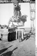 Repairing a Tiger I heavy tank, Russia, 21 Jun 1943, photo 16 of 21