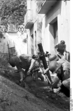 German paratroopers with 8 cm GrW 34 mortar, Italy, 1943, photo 2 of 2