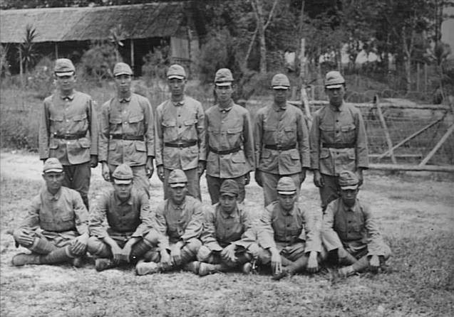 [Photo] Group portrait of Japanese soldiers formerly assigned to the ...