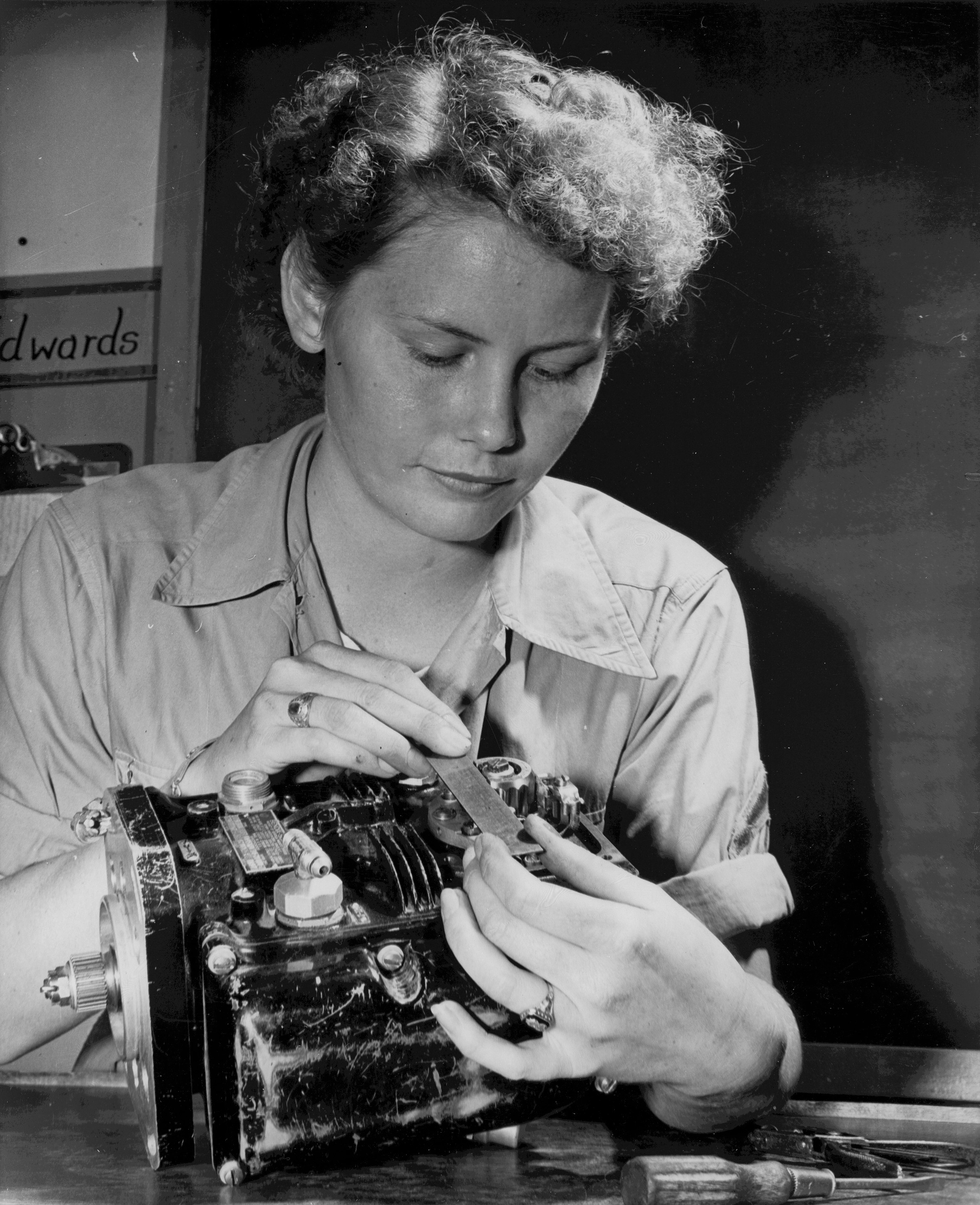 [Photo] Female US Marine Private First Class Vera M. Cooper working on ...