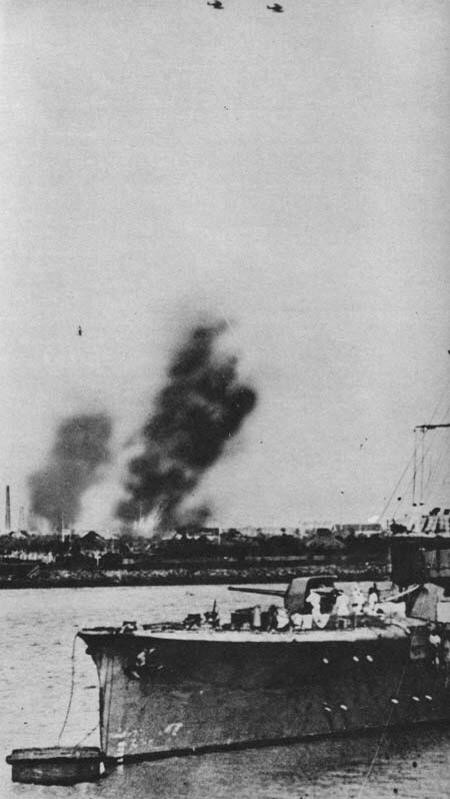 Japanese patrol vessel off a Chinese city, 1937