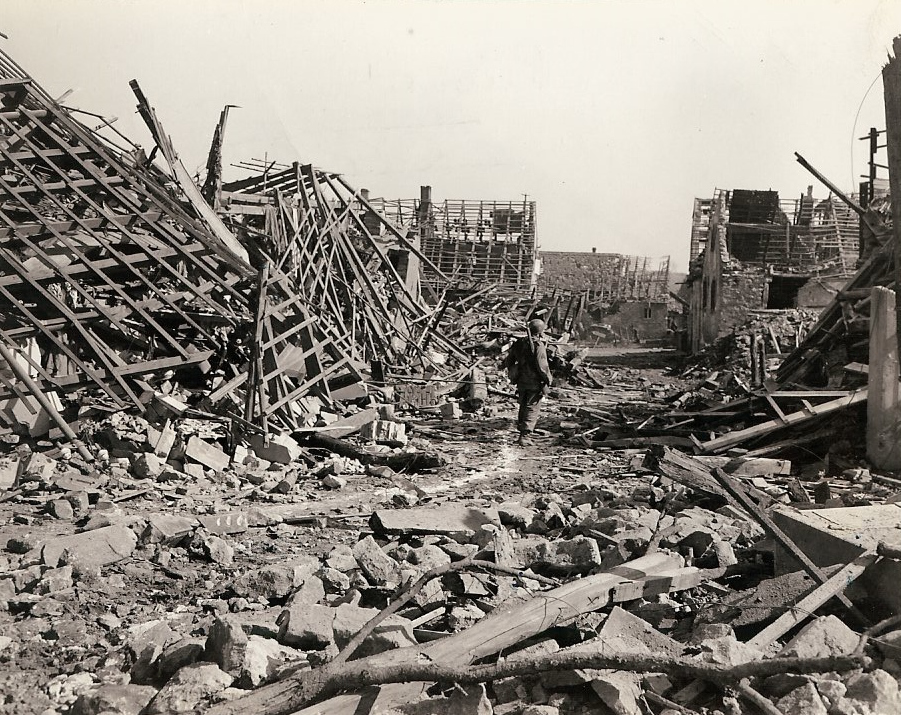 [Photo] A US soldier walking through a destroyed German town, 1944-1945 ...