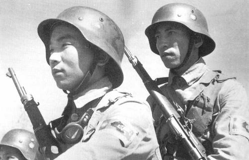 Chinese soldiers with Zhongzheng Type rifles, date unknown