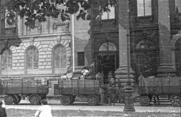 Germans loading artwork from the Zachęta art gallery onto trucks for transport to Germany, Jul 1944, photo 3 of 3