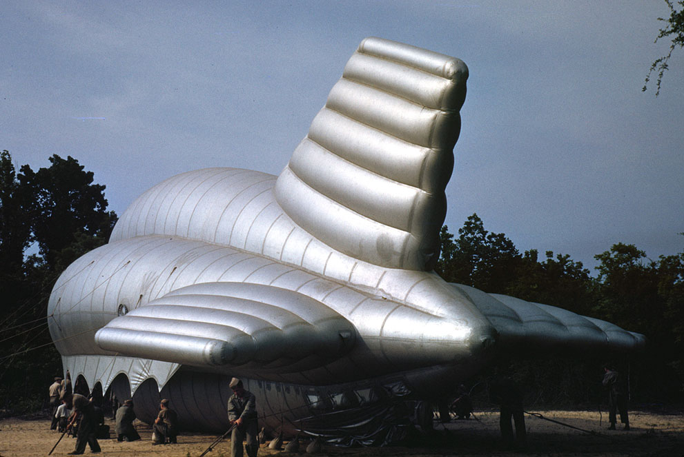 [Photo] US Marines bedding down a barrage balloon, Parris Island, South ...